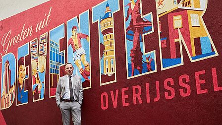 Burgemeester Ron König voor een muurschildering in de binnenstad