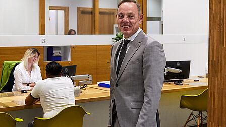 Burgemeester Ron König in het stadhuis