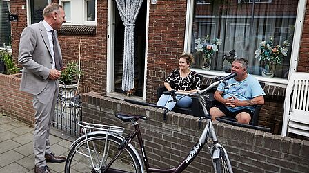 Burgemeester Ron König in gesprek met inwoners